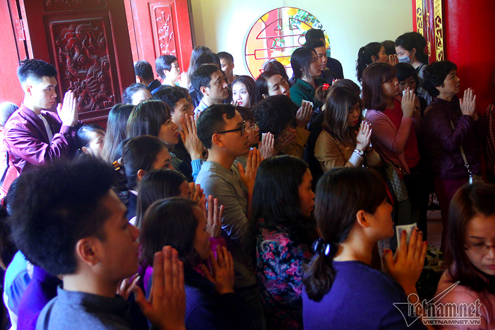 Vàng mã đốt nghi ngút, tiền lẻ rải kín phủ Tây Hồ rằm tháng Giêng